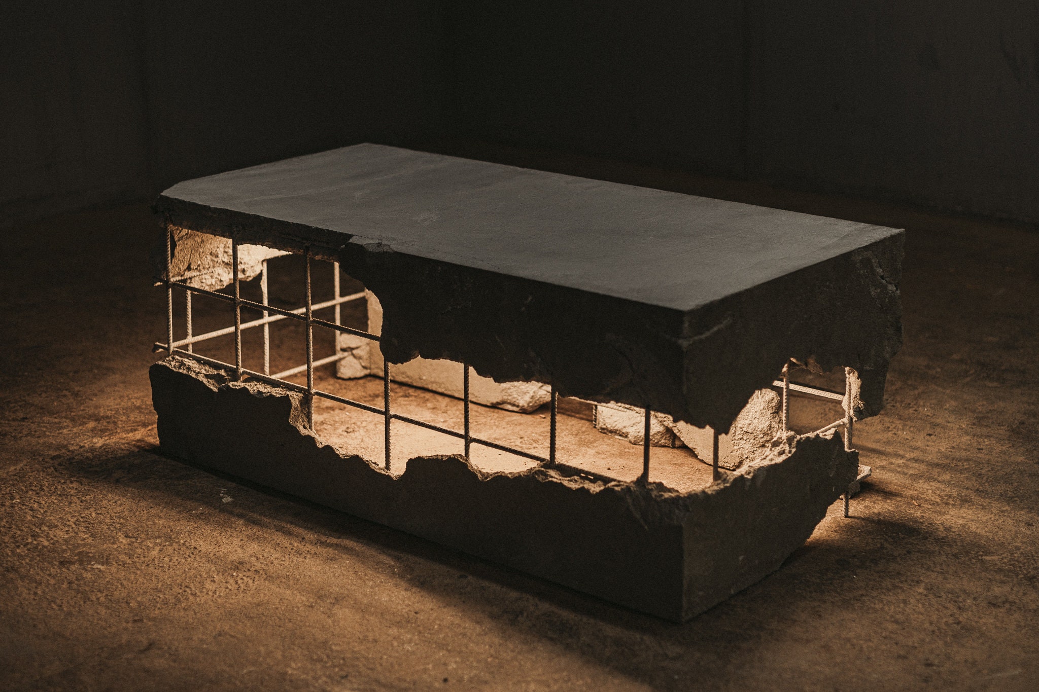 Table Basse Industrielle En Béton Avec Détails Métal