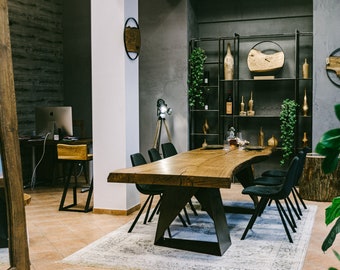 Mesa de comedor de roble macizo con borde natural, hecha a medida, estilo industrial rústico.
