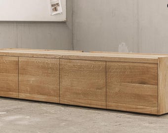 Mobile porta TV in rovere massello, consolle multimediale realizzata a mano, mobile in legno moderno, arredamento minimalista per il soggiorno.