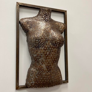Arte em parede de metal / Escultura / Torso feminino / Decoração de parede industrial