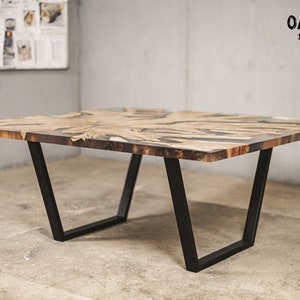 Couchtisch / Industrielle Möbel / Holztisch / Holzmöbel / Rustikale Möbel / Wohnkultur / Industrielles Dekor