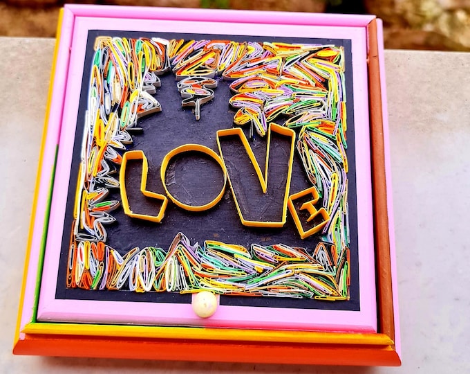 Square jewelry box with mirror, Love in quilling.