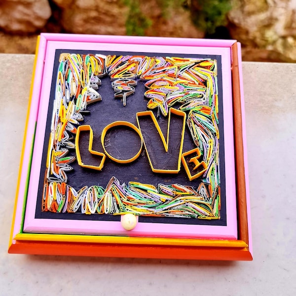 Boite à bijoux carrée avec miroir, Love en quilling.