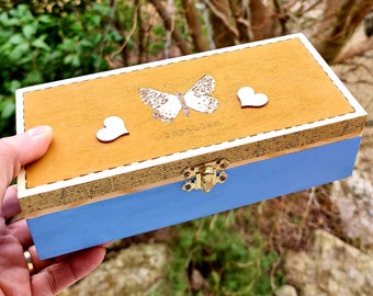 Decorated rectangular jewelry box, engraved butterfly.