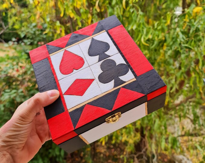 Boîte carrée en bois pyrogravée et peinte en noir et rouge