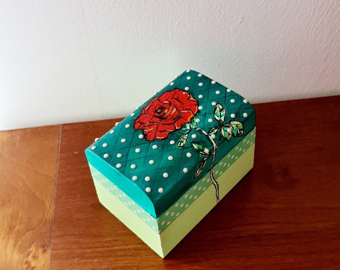 Romantic jewelry box, red rose