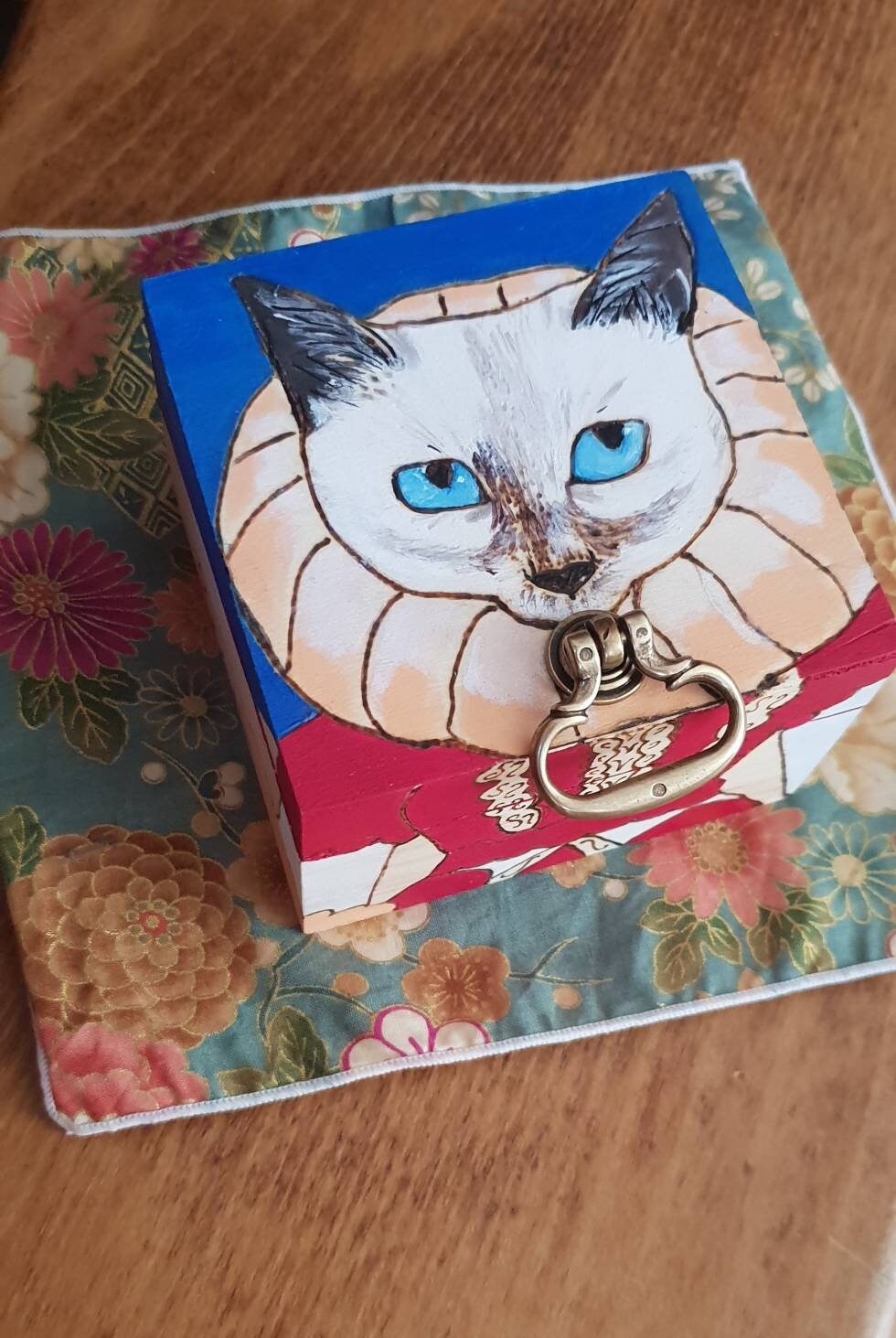 Wooden jewelry box. Cat box decorated.