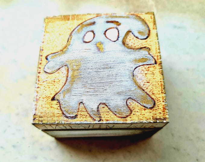 Hand-Painted Wooden Halloween Box – Rustic Ghost Decor – Handmade Autumn Gift