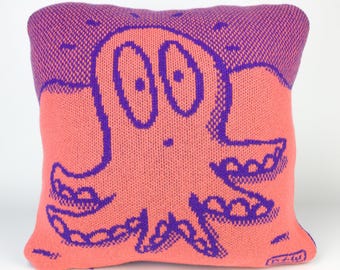 40cm knitted octopus cushion. Coral & purple merino lambswool. Handmade in UK.