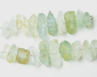 Cuentas de cristal de aguamarina, piedra preciosa en bruto de forma natural, paquete de 10 piezas, perforadas en bruto de 1 mm, tamaño de 9 a 13 mm, para la fabricación de joyas y pendientes.