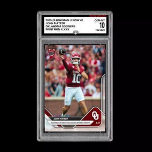 Puede incluir: Una tarjeta comercial deportiva calificada con John Mateer de los Oklahoma Sooners. La tarjeta muestra a Mateer lanzando un balón de fútbol, vistiendo una camiseta roja con el número 10. La tarjeta está calificada GEM-MT 10.