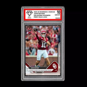 Puede incluir: Una tarjeta deportiva calificada con John Mateer de los Oklahoma Sooners. La tarjeta está encapsulada en un soporte protector y calificada GEM-MT 10. Los detalles de la tarjeta incluyen la designación Bowman U Now #2 y una tirada de X,XXX.