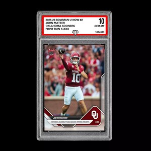 Puede incluir: Una tarjeta coleccionable deportiva calificada y enmarcada, con John Mateer de los Oklahoma Sooners. La tarjeta muestra a Mateer lanzando un balón de fútbol. La tarjeta está etiquetada como "2025-26 Bowman U Now #2" y tiene una calificación de "10".