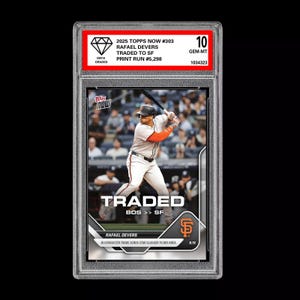 Pode incluir: Carta de beisebol de Rafael Devers, da série 2025 Topps Now, com a inscrição "TRADED" e "BOS >> SF". A carta mostra Devers com o uniforme do San Francisco Giants e é classificada como GEM-MT 10. Tiragem: 5.298.