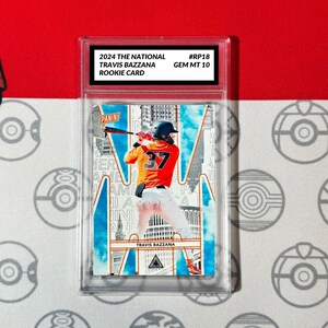 Può includere: Una carta rookie di Travis Bazzana del 2024, valutata GEM MT 10, in un supporto protettivo. La carta presenta un giocatore di baseball con una maglia arancione con il numero 37, che colpisce una palla contro uno sfondo di paesaggio urbano. La carta è etichettata "2024 THE NATIONAL".