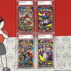 Puede incluir: Cuatro paquetes sellados de cartas coleccionables Pokémon Mega Evolution en estuches protectores. Cada paquete presenta ilustraciones coloridas y el logotipo de Pokémon. Los estuches están calificados como 10. El texto en los paquetes dice "Mega Evolution" y "Trading Card Game".