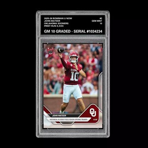 Puede incluir: Una tarjeta de fútbol de John Mateer calificada de la serie 2025-26 Bowman U Now. La tarjeta presenta a Mateer con su uniforme de los Oklahoma Sooners, lanzando un balón de fútbol. La tarjeta está calificada GM 10, con el número de serie #1034234.