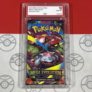 Puede incluir: Un paquete sellado de cartas coleccionables Pokémon de la serie Mega Evolution 2025, con Mega Venusaur. El paquete está encerrado en una funda protectora con una calificación Gem-MT 10. El paquete tiene un diseño colorido con el logotipo de Pokémon y texto.