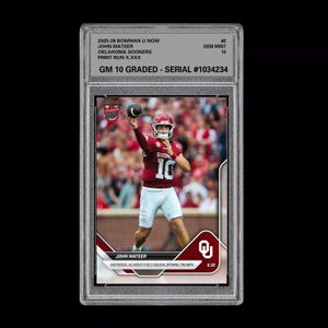 Puede incluir: Una tarjeta deportiva calificada con John Mateer de los Oklahoma Sooners. La tarjeta muestra a Mateer con un uniforme rojo y blanco lanzando un balón de fútbol. La tarjeta está dentro de un soporte de plástico transparente con el texto "GM 10 GRADED - SERIAL #1034234".