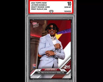 Puede incluir: Una tarjeta de novato Topps Now 2024 con Jayden Daniels, un mariscal de campo de doble amenaza seleccionado con la segunda selección general. La tarjeta está calificada como GEM-MT 10 y tiene una tirada de 7.336.