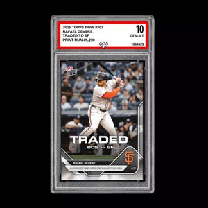 Pode incluir: Um cartão de beisebol com Rafael Devers no uniforme do San Francisco Giants. O cartão é classificado como GEM-MT 10 e inclui o texto "TRADED" e "2025 TOPPS NOW #303". Tiragem de #5.298.
