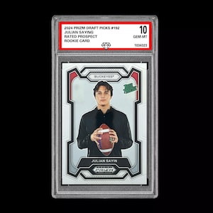 Puede incluir: Un juego de tres tazas de cerámica con un acabado moteado y mate. Las tazas son de color crema, gris claro y gris oscuro. Cada taza tiene un diseño simple y minimalista.