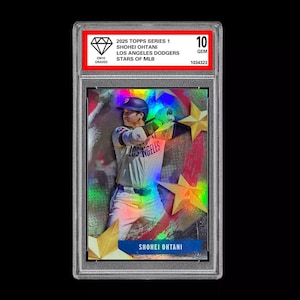 Puede incluir: Una tarjeta de béisbol con Shohei Ohtani de los Dodgers de Los Ángeles. La tarjeta es una tarjeta 2025 Topps Series 1 Stars of MLB, calificada GEM 10 por Beckett Grading Services. La tarjeta tiene un acabado holográfico y presenta un fondo rojo, blanco y azul con estrellas.