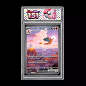 Puede incluir: Una carta Pokémon Charizard EX calificada del set Scarlet & Violet 151. La carta presenta un dragón naranja volando contra un fondo de atardecer. La carta está dentro de un protector transparente.