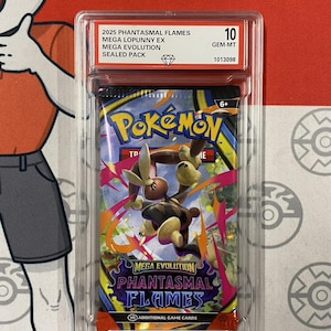 Puede incluir: Un paquete sellado de cartas Pokémon de la serie Mega Evolution Phantasmal Flames 2025, con Mega Lopunny EX. El paquete está dentro de una funda protectora y calificado como GEM-MT 10.