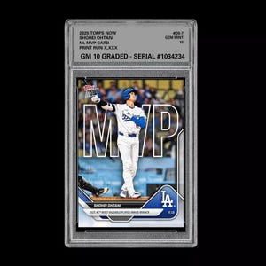Puede incluir: Una tarjeta de béisbol calificada con Shohei Ohtani, el MVP de la NL. La tarjeta está encerrada en un soporte protector y muestra el texto "MVP" de forma destacada. La tarjeta está calificada como GM 10 y tiene un número de serie. La tarjeta también tiene el texto "2025 Topps Now" y "2025 NL Most Valuable Player Award Winner".