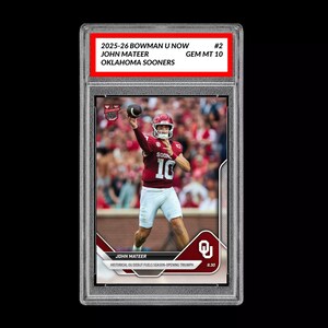 Puede incluir: Una tarjeta deportiva coleccionable calificada y enmarcada, con John Mateer de los Oklahoma Sooners. La tarjeta tiene una etiqueta roja y blanca en la parte superior. La tarjeta muestra a Mateer lanzando un balón de fútbol, vistiendo una camiseta carmesí con el número 10.