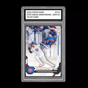 以下が含まれることがあります： 透明なプラスチックケースに入った、グレーディング済みの2026 Topps Now #712 ピート・クロウ＝アームストロング Gem 10 40/40 ベースボールカード。ストライプのユニフォームを着た選手が走る姿と、大きな40/40の文字、下部にシカゴ・カブスのロゴがデザインされています。