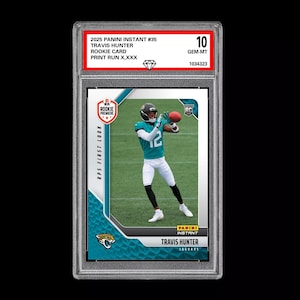 Puede incluir: Una tarjeta de intercambio deportivo calificada con Travis Hunter con el uniforme de los Jacksonville Jaguars. La tarjeta está etiquetada como "2025 Panini Instant #35 Rookie Card" y está calificada con un 10. La tarjeta tiene un diseño en verde azulado, blanco y negro con el texto "RPS First Look".