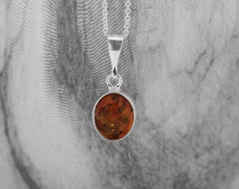 Collar con colgante de plata de ley y ámbar báltico color coñac