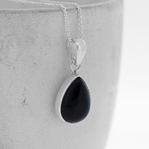 Collier onyx en forme de larme / pendentif onyx / collier onyx en argent sterling / pendentif onyx noir / collier pierre noire / pierre onyx noire / onyx