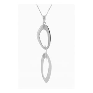 Peut inclure: Un collier pendentif argenté avec un design minimaliste. Il présente deux formes ovales ouvertes reliées par une petite boucle, suspendues à une fine chaîne. Le pendentif a une surface polie et réfléchissante.