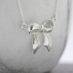 Collar de arco / Plata de ley / Collar pequeño / San Valentín / Galentines / Collar de cinta / Lazo presente / Collar de circonita cúbica