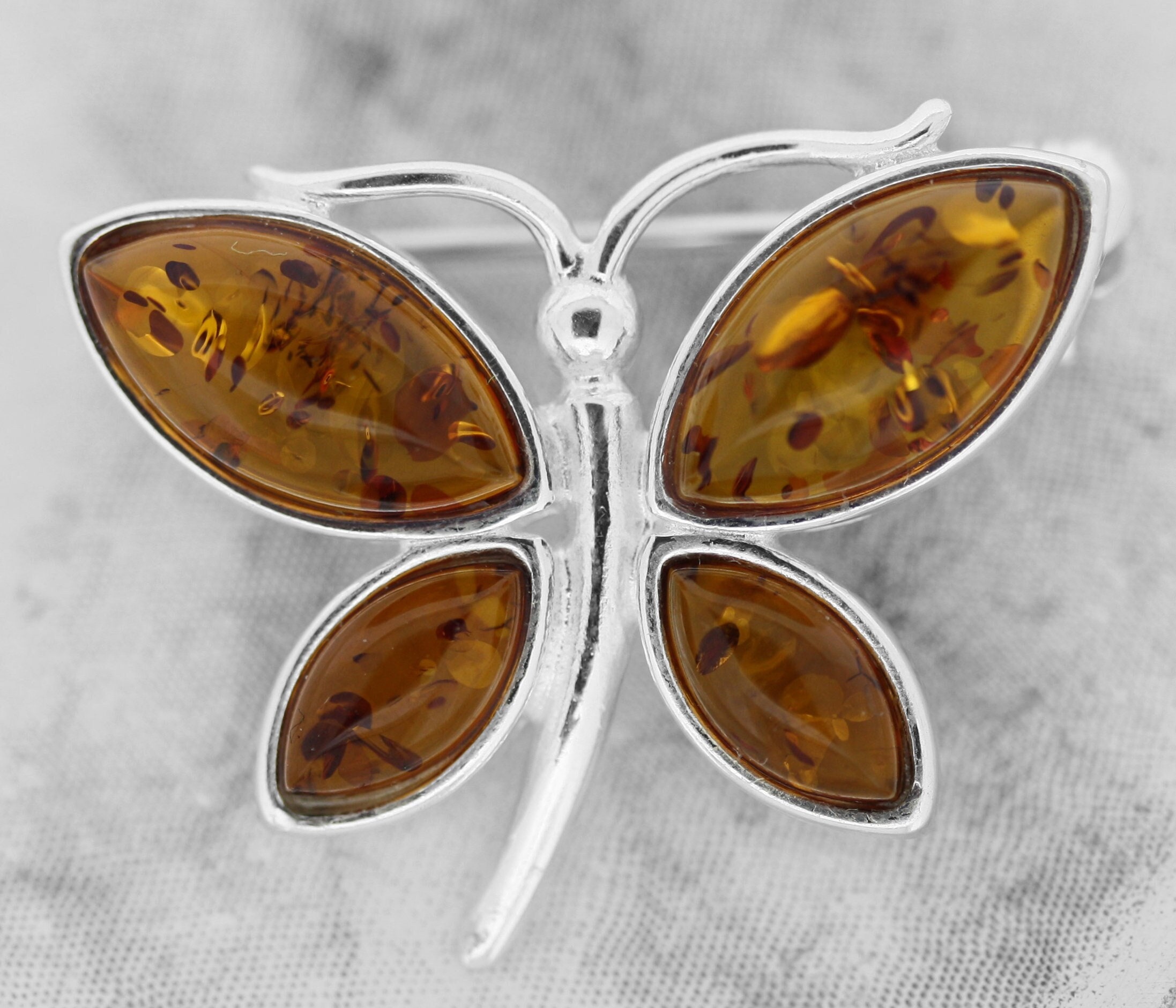 コニャックバルト海産琥珀の蝶のブローチ、スターリングシルバーのピン