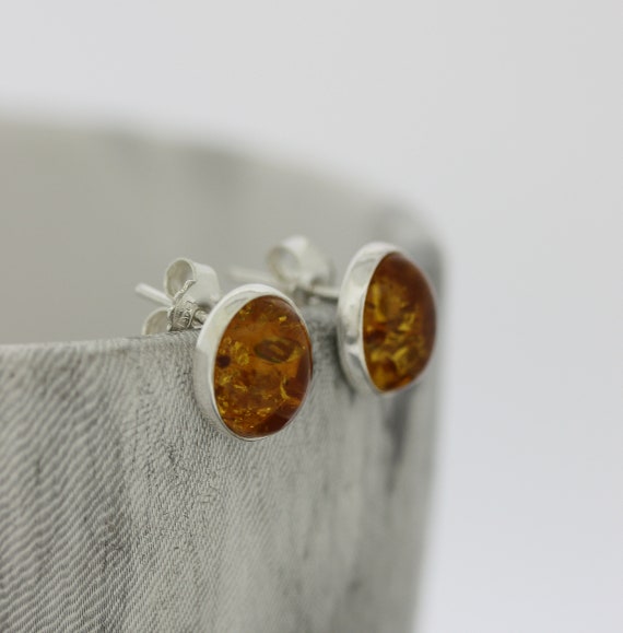 Orecchini a bottone a forma di cuore in ambra baltica: marrone cognac, perni in argento sterling - Italia
