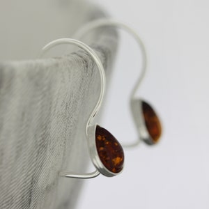 Droppformade örhängen i baltisk bärnsten med körsbärsfärgad båge i sterlingsilver