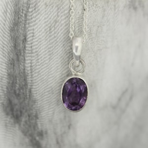 Colgante de amatista facetado diminuto / collar de amatista ovalado / collar púrpura / piedra de Aries / piedra de nacimiento de febrero / colgante de amatista