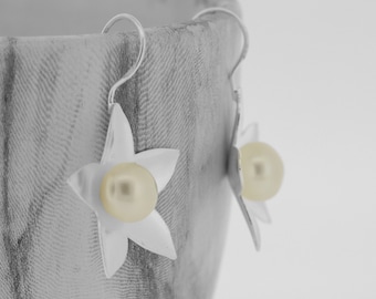 Boucles d'oreilles pendantes en argent sterling avec perles et fleurs : bijoux floraux faits main