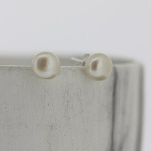 Orecchini di perle / Perla semplice da 8 mm / Orecchini in argento sterling / Orecchini di perle bianche / Damigella d'onore / Perla bianca / Pietra portafortuna di giugno