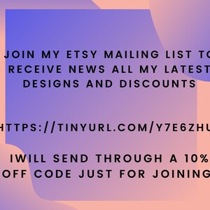 Puede incluir: Un fondo degradado rosa y morado con texto negro que dice "JOIN MY ETSY MAILING LIST TO RECEIVE NEWS ALL MY LATEST DESIGNS AND DISCOUNTS HTTPS://TINYURL.COM/Y7E6ZHU4 I WILL SEND THROUGH A 10% OFF CODE JUST FOR JOINING"