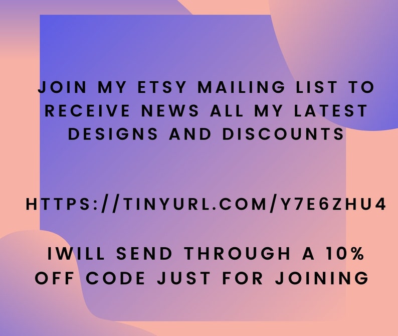 Puede incluir: Un fondo degradado rosa y morado con texto negro que dice "JOIN MY ETSY MAILING LIST TO RECEIVE NEWS ALL MY LATEST DESIGNS AND DISCOUNTS HTTPS://TINYURL.COM/Y7E6ZHU4 I WILL SEND THROUGH A 10% OFF CODE JUST FOR JOINING"