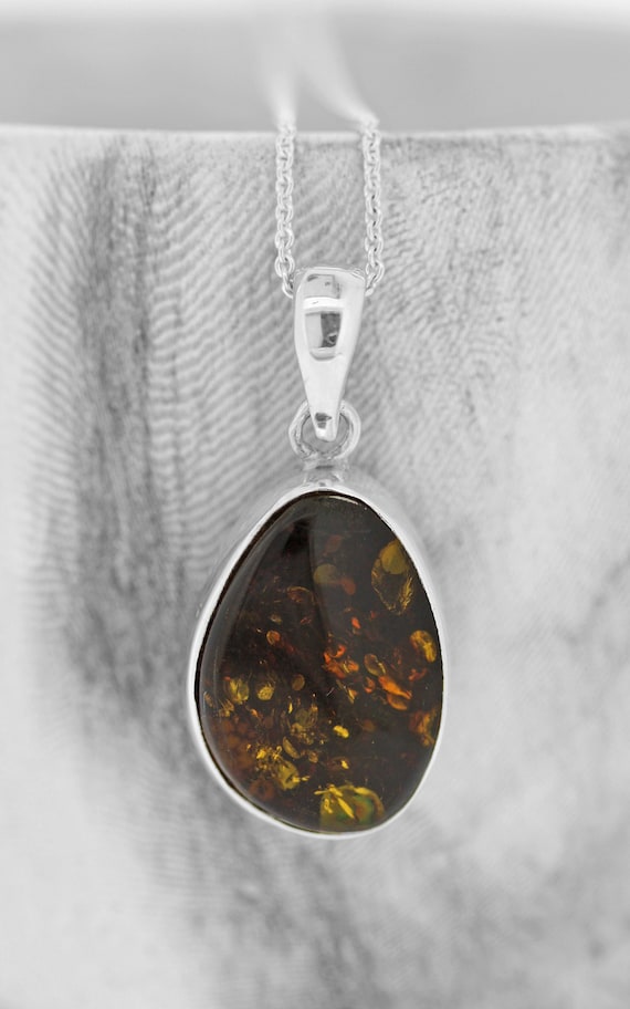 Collana con ciondolo in argento sterling 925 e ambra baltica color cognac con stampa animalier intagliata - Italia