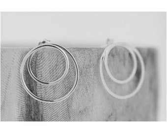 Sterlingzilveren spiraalstekers: minimalistische werveloorbellen