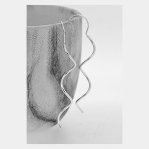 Brincos de prata esterlina com saca-rolhas: torção longa e minimalista