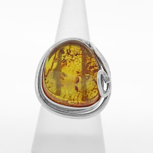 Anillo de ámbar coñac / Anillo de ámbar color miel talla N / Anillo de ámbar en plata de ley / Anillo de ámbar de forma libre / Anillo de ámbar báltico con cabujón