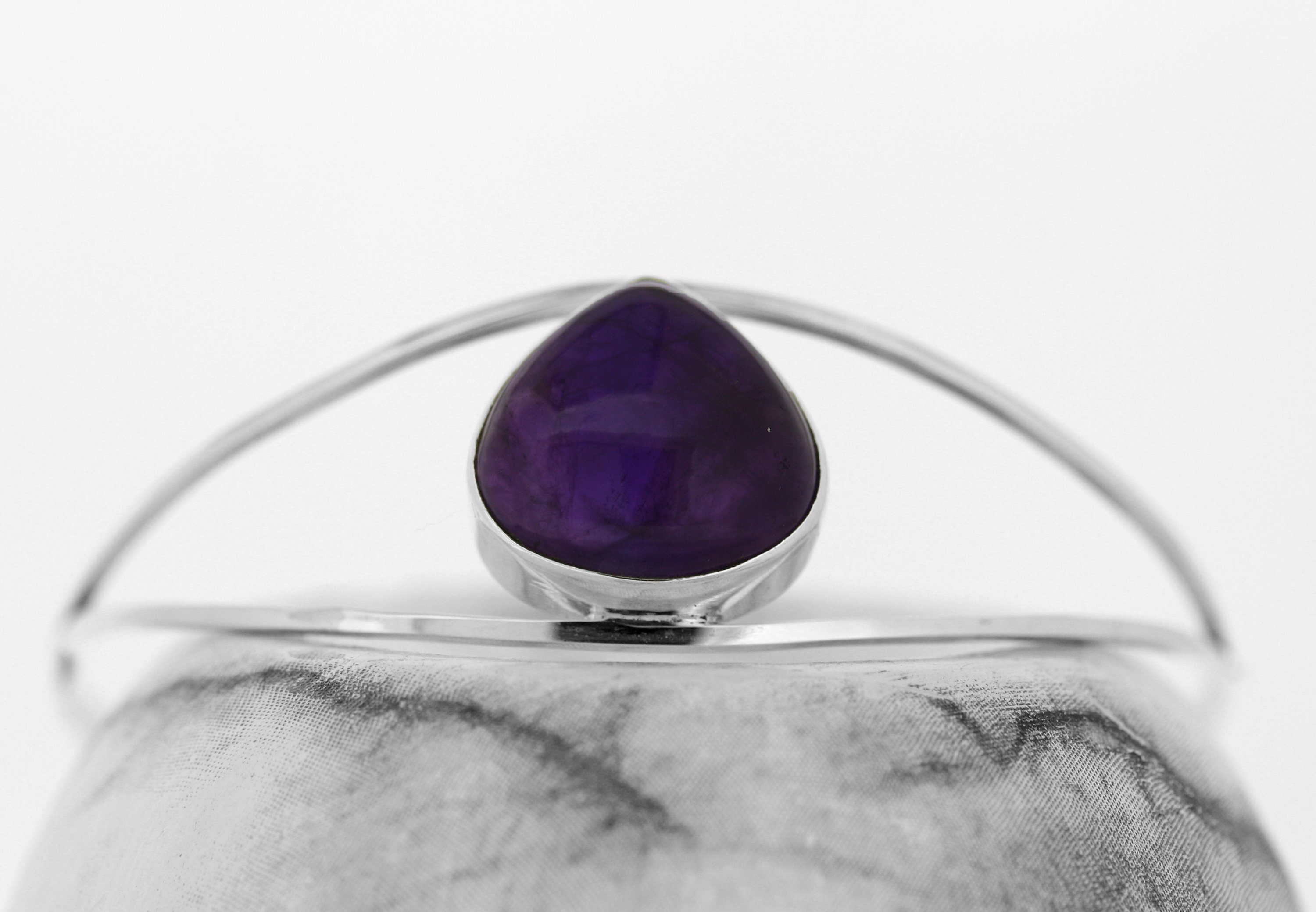 ティアドロップアメジストカフバングル：スターリングシルバーの宝石